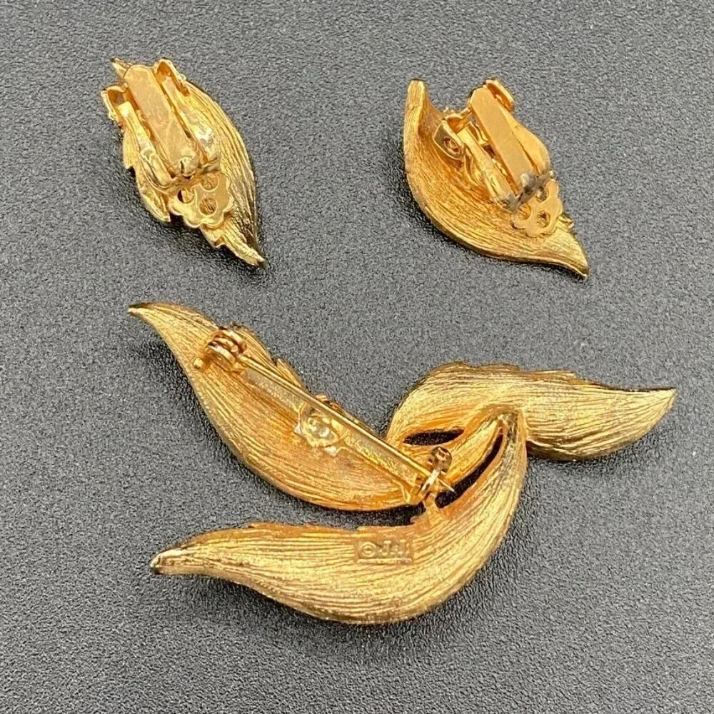 Vintage 60s JJ Textured Gold Tone Gilt Leaf Set Brooch and Clip On Earrings